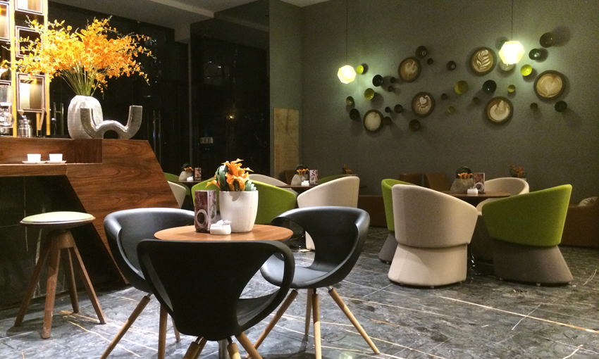 餐厅餐桌，实木材质，圆形设计，适合商用餐厅使用，质感优良